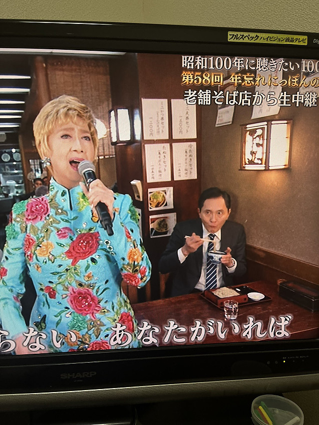 밥먹는데 갑자기 디너쇼를 시작했다