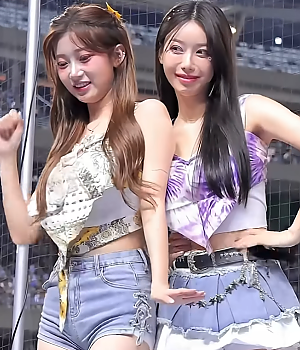 이주은과 이아영 엉덩이를 껴안고 흔드는 모습